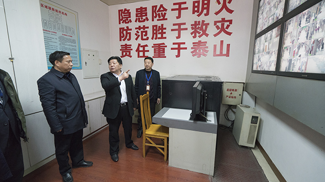 5：圖為戴董事長一行檢查招商場監控中心.jpg